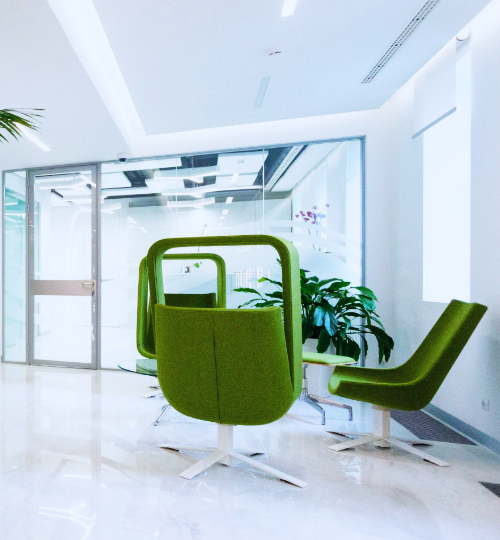 Photo d'une salle d'attente avec des chaises et une plante.