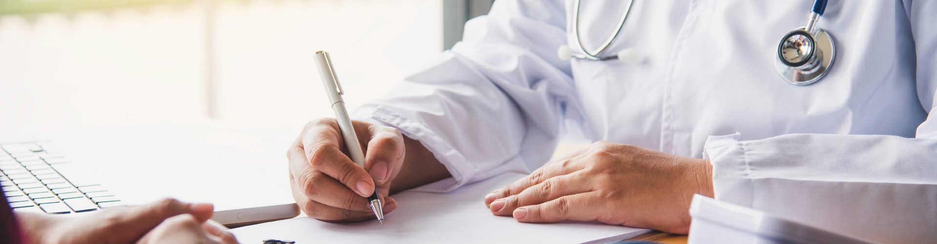 Médecin en rendez-vous avec son patient.